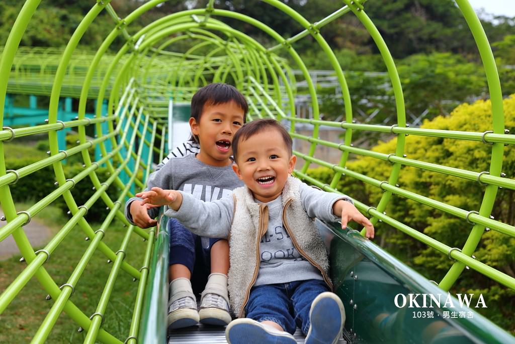 【沖繩景點】浦添大公園超長溜滑梯｜朝聖看不見盡頭的飆速快感