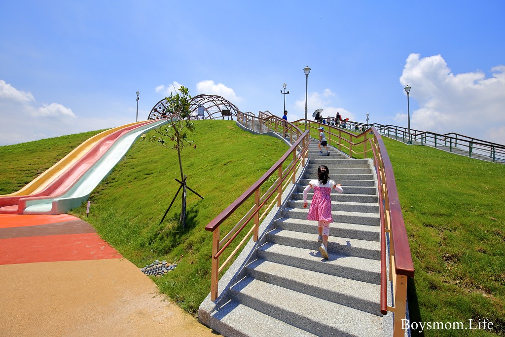 新北八里十三行文化公園｜山坡上的溜滑梯及滑草場